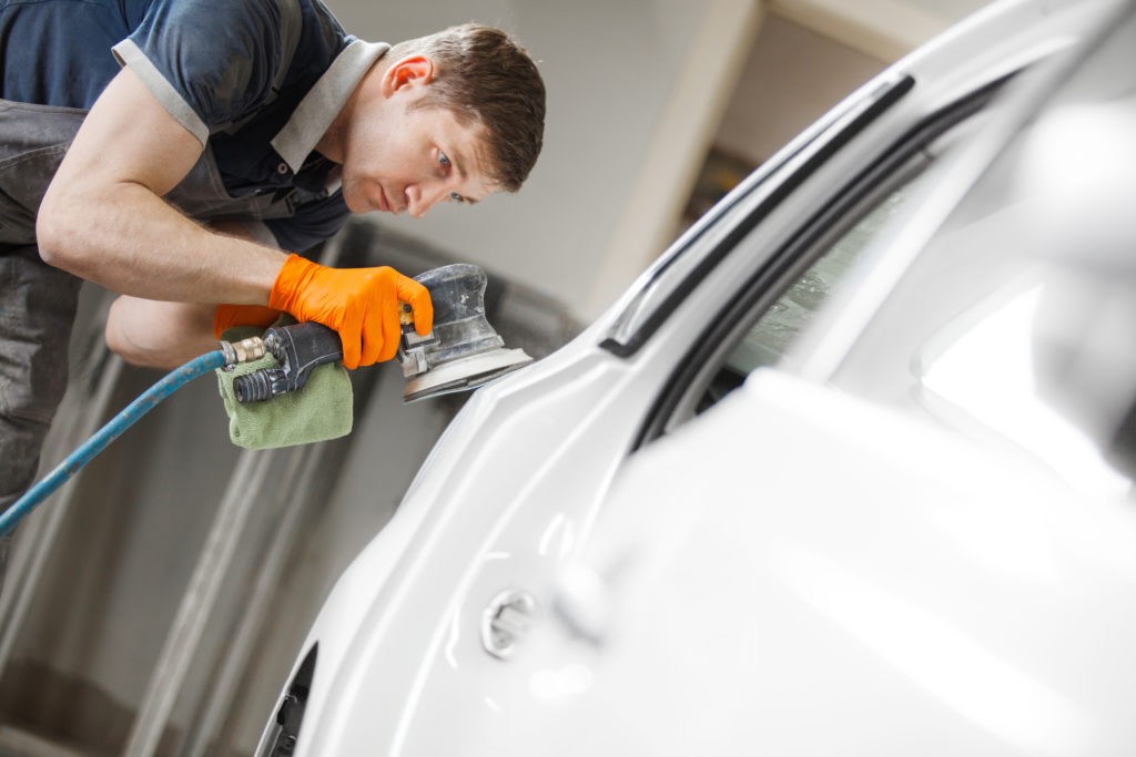 Formation de conseillers en carrosserie: débosselage avec colle