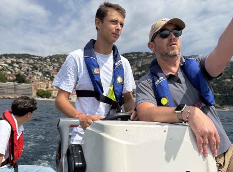 Sébastien Huet, formateur à l’INB, pendant un exercice de navigation en mer avec les étudiants en formation technico-commerciale.