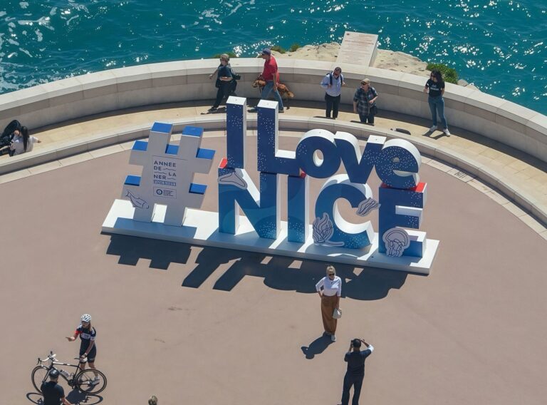 Statue “I Love Nice” sur la Promenade des Anglais, symbole de la ville étudiante et dynamique de Nice.