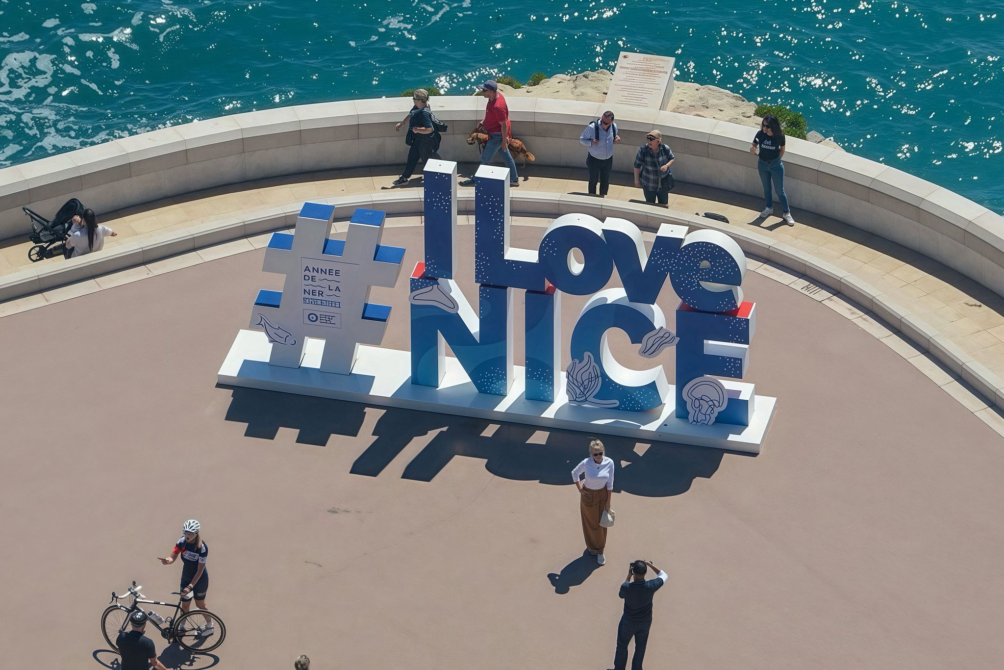 Statue “I Love Nice” sur la Promenade des Anglais, symbole de la ville étudiante et dynamique de Nice.