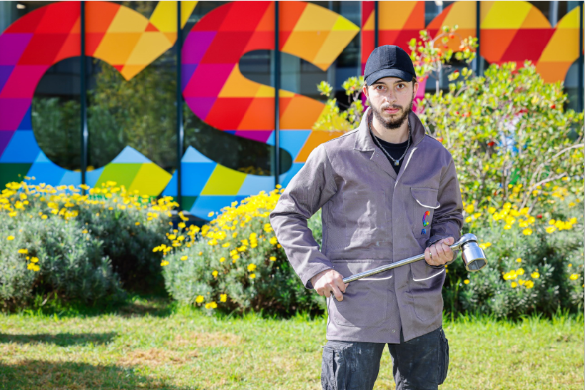 un apprenti en formation mécanicien poids lourd au campus